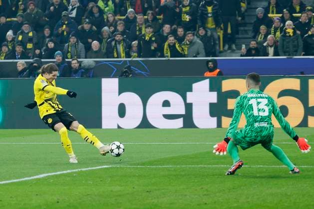 Bild: v.l. Marcel Sabitzer (Borussia Dortmund, 20) mit der Chance zur Fuehrung, Torwart, Goalkeeper Inaki Pena FC Barcelona, Barca 13), 11.12.2024, Fussball, Champions League, Borussia Dormund - FC Barcelona, GER, Dortmund, Signal Iduna Park. Copyright: HMBxMedia xHeikoxBecker