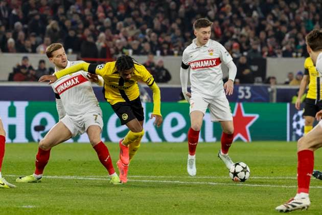 Maximilian Mittelstädt, Mittelstadt (VfB Stuttgart, 07), Alan Virginius (BSC Young Boys, 21) und Angelo Stiller (VfB Stuttgart, 06) im Kampf um den Ball , Fussball, UEFA Champions League, 6. Spieltag, 2024 2025, VfB Stuttgart vs. Young Boys Bern, 11.12.2024, Arena Stuttgart, Stuttgart, Deutschland Stuttgart Arena Stuttgart Baden-Württemberg Deutschland Copyright: xGrantxHubbsx