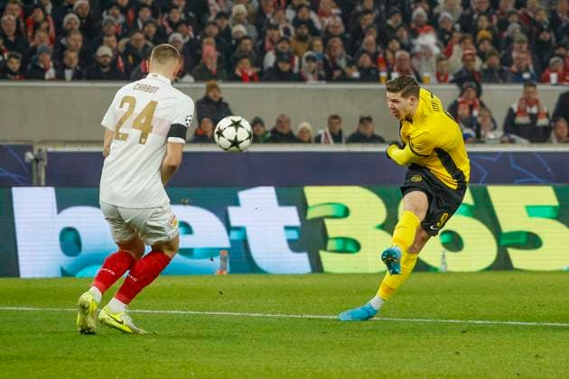 Jeff Chabot (VfB Stuttgart, 24) und Cedric Itten (BSC Young Boys, 09) im Kampf um den Ball , Fussball, UEFA Champions League, 6. Spieltag, 2024 2025, VfB Stuttgart vs. Young Boys Bern, 11.12.2024, Arena Stuttgart, Stuttgart, Deutschland Stuttgart Arena Stuttgart Baden-Württemberg Deutschland Copyright: xGrantxHubbsx