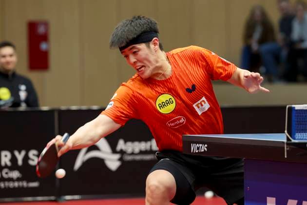 Dang Qiu (Borussia Duesseldorf) kontrolliert den Ball, 1. Tischtennis Bundesliga der Herren, TTC Schwalbe Bergneustadt vs Borussia Duesseldorf, Burstenhalle am 11. December 2024 in Bergneustadt, Deutschland. (Foto von Marco Steinbrenner DeFodi Images) Dang Qiu (Borussia Duesseldorf) controls the ball, 1. Tischtennis Bundesliga der Herren, TTC Schwalbe Bergneustadt vs Borussia Duesseldorf, Burstenhalle, December 11, 2024 in Bergneustadt, Germany. (Photo by Marco Steinbrenner DeFodi Images) Defodi-700_berg_dus_20241211_075