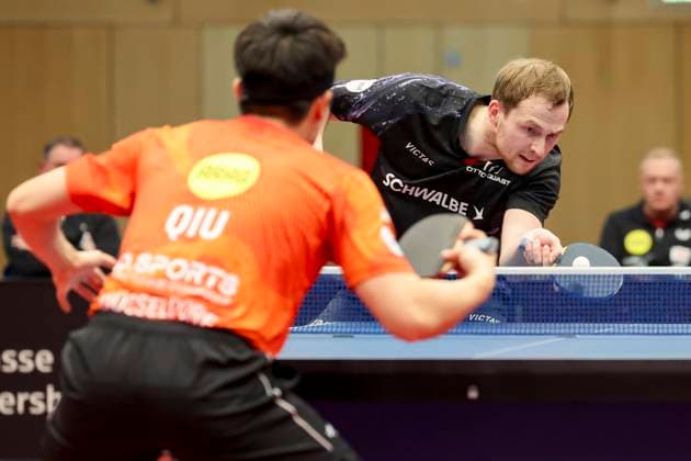 Dang Qiu (Borussia Duesseldorf) und Benedikt Duda (TTC Schwalbe Bergneustadt) kaempfen um den Ball, 1. Tischtennis Bundesliga der Herren, TTC Schwalbe Bergneustadt vs Borussia Duesseldorf, Burstenhalle am 11. December 2024 in Bergneustadt, Deutschland. (Foto von Marco Steinbrenner DeFodi Images) Dang Qiu (Borussia Duesseldorf) und Benedikt Duda (TTC Schwalbe Bergneustadt) battle for the ball, 1. Tischtennis Bundesliga der Herren, TTC Schwalbe Bergneustadt vs Borussia Duesseldorf, Burstenhalle, December 11, 2024 in Bergneustadt, Germany. (Photo by Marco Steinbrenner DeFodi Images) Defodi-700_berg_dus_20241211_084