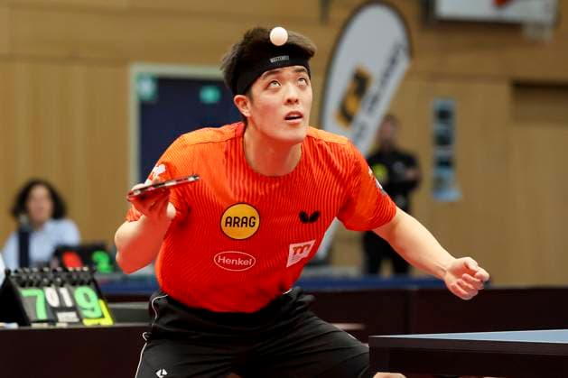 Dang Qiu (Borussia Duesseldorf) kontrolliert den Ball, 1. Tischtennis Bundesliga der Herren, TTC Schwalbe Bergneustadt vs Borussia Duesseldorf, Burstenhalle am 11. December 2024 in Bergneustadt, Deutschland. (Foto von Marco Steinbrenner DeFodi Images) Dang Qiu (Borussia Duesseldorf) controls the ball, 1. Tischtennis Bundesliga der Herren, TTC Schwalbe Bergneustadt vs Borussia Duesseldorf, Burstenhalle, December 11, 2024 in Bergneustadt, Germany. (Photo by Marco Steinbrenner DeFodi Images) Defodi-700_berg_dus_20241211_089