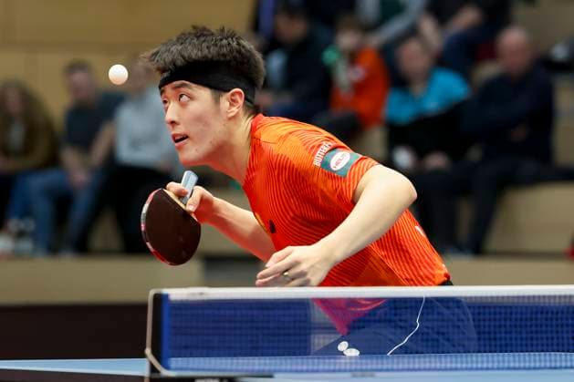 Dang Qiu (Borussia Duesseldorf) kontrolliert den Ball, 1. Tischtennis Bundesliga der Herren, TTC Schwalbe Bergneustadt vs Borussia Duesseldorf, Burstenhalle am 11. December 2024 in Bergneustadt, Deutschland. (Foto von Marco Steinbrenner DeFodi Images) Dang Qiu (Borussia Duesseldorf) controls the ball, 1. Tischtennis Bundesliga der Herren, TTC Schwalbe Bergneustadt vs Borussia Duesseldorf, Burstenhalle, December 11, 2024 in Bergneustadt, Germany. (Photo by Marco Steinbrenner DeFodi Images) Defodi-700_berg_dus_20241211_091