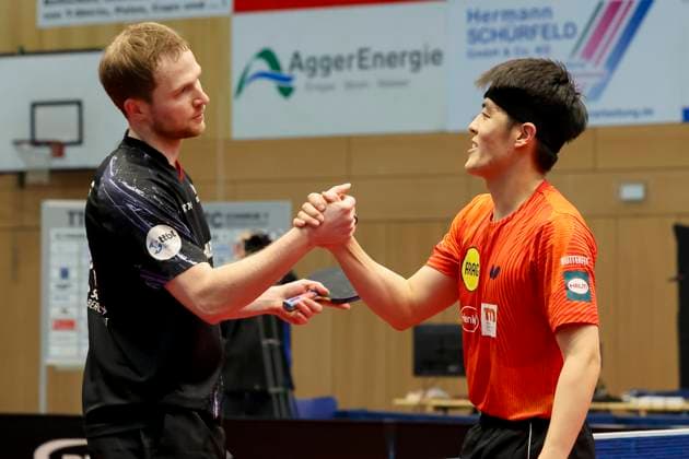 Benedikt Duda (TTC Schwalbe Bergneustadt) und Dang Qiu (Borussia Duesseldorf) geben sich die Hand, 1. Tischtennis Bundesliga der Herren, TTC Schwalbe Bergneustadt vs Borussia Duesseldorf, Burstenhalle am 11. December 2024 in Bergneustadt, Deutschland. (Foto von Marco Steinbrenner DeFodi Images) Benedikt Duda (TTC Schwalbe Bergneustadt) und Dang Qiu (Borussia Duesseldorf) shake hands, 1. Tischtennis Bundesliga der Herren, TTC Schwalbe Bergneustadt vs Borussia Duesseldorf, Burstenhalle, December 11, 2024 in Bergneustadt, Germany. (Photo by Marco Steinbrenner DeFodi Images) Defodi-700_berg_dus_20241211_094