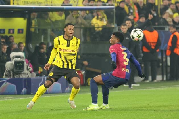 Julien Duranville (Borussia Dortmund, 16) Alejandro Balde FC Barcelona, Barca 3) GER, Borussia Dortmund gegen FC Barcelona, Fussball, Champions League, 6.Spieltag, Spielzeit 2024 2025, 11.12.2024 DFL REGULATIONS PROHIBIT ANY USE OF PHOTOGRAPHS AS IMAGE SEQUENCES AND OR QUASI-VIDEO GER, Borussia Dortmund gegen FC Barcelona, Fussball, Champions League, 6.Spieltag, Spielzeit 2024 2025, 11.12.2024 Dortmund Copyright: xEibner-Pressefoto FrankxZeisingx EP_FZG