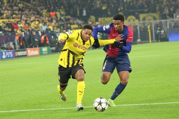 Zweikampf zwischen Julien Duranville (Borussia Dortmund, 16) und Alejandro Balde FC Barcelona, Barca 3) GER, Borussia Dortmund gegen FC Barcelona, Fussball, Champions League, 6.Spieltag, Spielzeit 2024 2025, 11.12.2024 DFL REGULATIONS PROHIBIT ANY USE OF PHOTOGRAPHS AS IMAGE SEQUENCES AND OR QUASI-VIDEO GER, Borussia Dortmund gegen FC Barcelona, Fussball, Champions League, 6.Spieltag, Spielzeit 2024 2025, 11.12.2024 Dortmund Copyright: xEibner-Pressefoto FrankxZeisingx EP_FZG