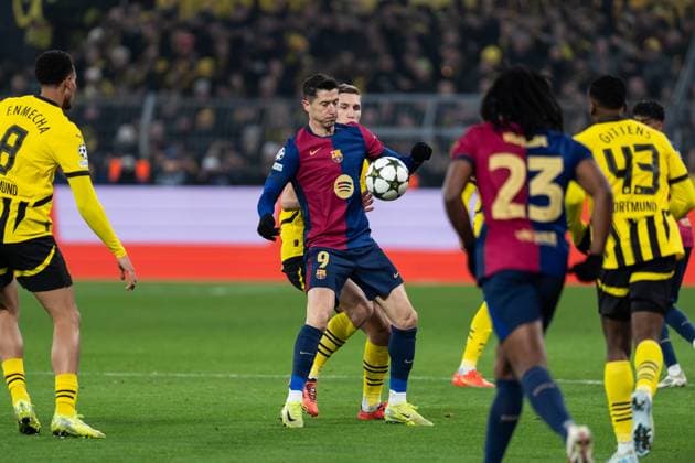 GER, Champions League, Borussia Dortmund vs FC Barcelona, Barca 11.12.2024, SIgnal Iduna Park, Dortmund, GER, Champions League, Borussia Dortmund vs FC Barcelona Im Bild: Zweikampf zwischen Robert Lewandowski (FC Barcelona, 9) und Nico Schlotterbeck (Borussia Dortmund, 4)