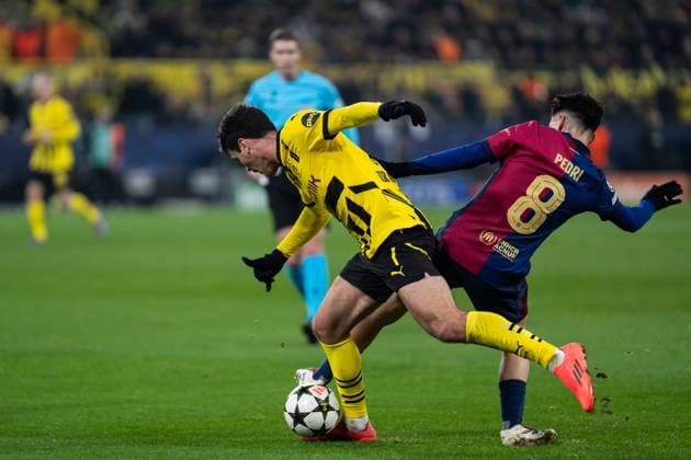 GER, Champions League, Borussia Dortmund vs FC Barcelona, Barca 11.12.2024, SIgnal Iduna Park, Dortmund, GER, Champions League, Borussia Dortmund vs FC Barcelona Im Bild: Zweikampf zwischen Giovanni Reyna (Borussia Dortmund, 7) und Pedri (FC Barcelona, 8)