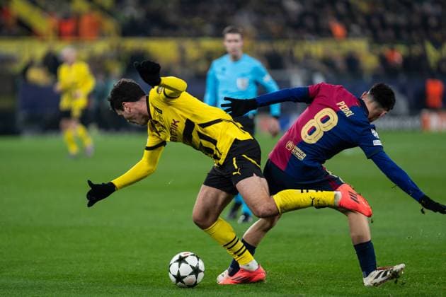 GER, Champions League, Borussia Dortmund vs FC Barcelona, Barca 11.12.2024, SIgnal Iduna Park, Dortmund, GER, Champions League, Borussia Dortmund vs FC Barcelona Im Bild: Zweikampf zwischen Giovanni Reyna (Borussia Dortmund, 7) und Pedri (FC Barcelona, 8)