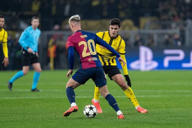 GER, Champions League, Borussia Dortmund vs FC Barcelona, Barca 11.12.2024, SIgnal Iduna Park, Dortmund, GER, Champions League, Borussia Dortmund vs FC Barcelona Im Bild: Zweikampf zwischen Dani Olmo (FC Barcelona, 20) und Giovanni Reyna (Borussia Dortmund, 7)