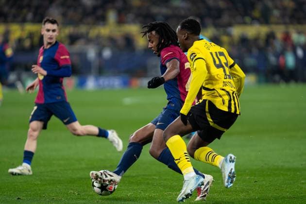 GER, Champions League, Borussia Dortmund vs FC Barcelona, Barca 11.12.2024, SIgnal Iduna Park, Dortmund, GER, Champions League, Borussia Dortmund vs FC Barcelona Im Bild: Zweikampf zwischen Jules Koundà Kounde (FC Barcelona, 23) und Jamie Bynoe-Gittens (Borussia Dortmund, 43)