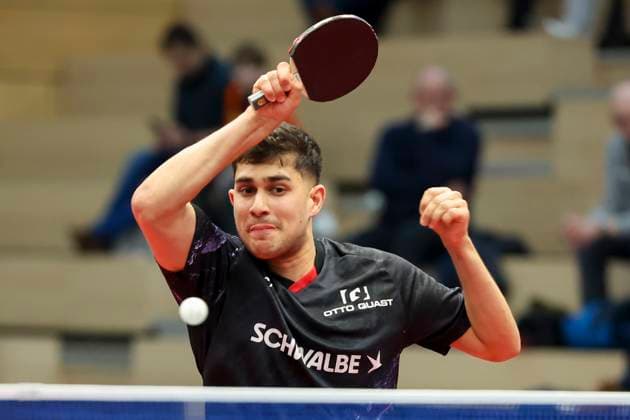 Kanak Jha (TTC Schwalbe Bergneustadt) kontrolliert den Ball, 1. Tischtennis Bundesliga der Herren, TTC Schwalbe Bergneustadt vs Borussia Duesseldorf, Burstenhalle am 11. December 2024 in Bergneustadt, Deutschland. (Foto von Marco Steinbrenner DeFodi Images) Kanak Jha (TTC Schwalbe Bergneustadt) controls the ball, 1. Tischtennis Bundesliga der Herren, TTC Schwalbe Bergneustadt vs Borussia Duesseldorf, Burstenhalle, December 11, 2024 in Bergneustadt, Germany. (Photo by Marco Steinbrenner DeFodi Images) Defodi-700_berg_dus_20241211_106