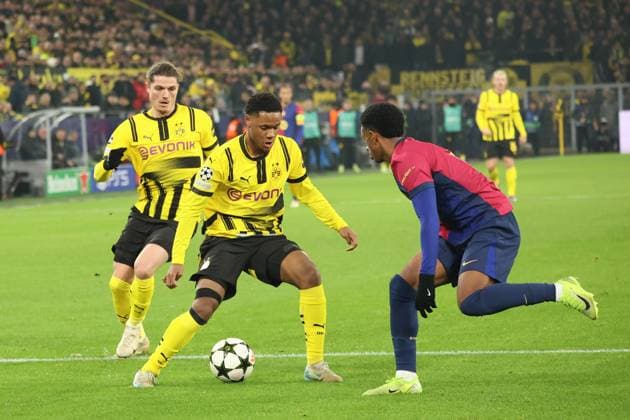 Zweikampf zwischen Julien Duranville (Borussia Dortmund, 16) und Alejandro Balde FC Barcelona, Barca 3) GER, Borussia Dortmund gegen FC Barcelona, Fussball, Champions League, 6.Spieltag, Spielzeit 2024 2025, 11.12.2024 DFL REGULATIONS PROHIBIT ANY USE OF PHOTOGRAPHS AS IMAGE SEQUENCES AND OR QUASI-VIDEO GER, Borussia Dortmund gegen FC Barcelona, Fussball, Champions League, 6.Spieltag, Spielzeit 2024 2025, 11.12.2024 Dortmund Copyright: xEibner-Pressefoto FrankxZeisingx EP_FZG