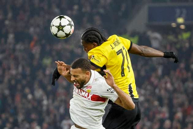 Josha Vagnoman (VfB Stuttgart, 04) und Joel Monteiro (BSC Young Boys, 77) beim Kopfballduell , Fussball, UEFA Champions League, 6. Spieltag, 2024 2025, VfB Stuttgart vs. Young Boys Bern, 11.12.2024, Arena Stuttgart, Stuttgart, Deutschland Stuttgart Arena Stuttgart Baden-Württemberg Deutschland Copyright: xGrantxHubbsx