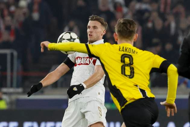 Ermedin Demirovic (VfB Stuttgart, 09) und Lukasz Lakomy (BSC Young Boys, 08) im Kampf um den Ball , Fussball, UEFA Champions League, 6. Spieltag, 2024 2025, VfB Stuttgart vs. Young Boys Bern, 11.12.2024, Arena Stuttgart, Stuttgart, Deutschland Stuttgart Arena Stuttgart Baden-Württemberg Deutschland Copyright: xGrantxHubbsx