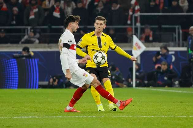 Atakan Karazor (VfB Stuttgart, 16) und Lukasz Lakomy (BSC Young Boys, 08) im Zweikampf , Fussball, UEFA Champions League, 6. Spieltag, 2024 2025, VfB Stuttgart vs. Young Boys Bern, 11.12.2024, Arena Stuttgart, Stuttgart, Deutschland Stuttgart Arena Stuttgart Baden-Württemberg Deutschland Copyright: xGrantxHubbsx