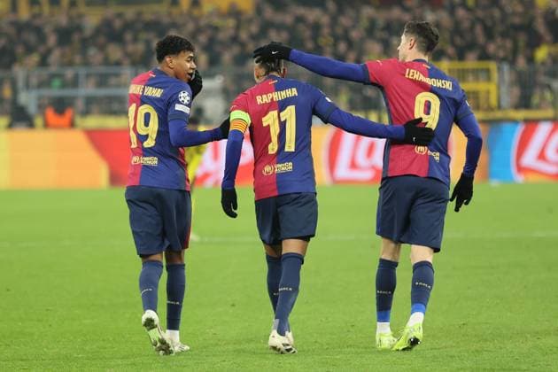 Torjubel zum 1:0 für FC Barcelona, Barca durch Raphinha (FC Barcelona, 11) mit Lamine Yamal (FC Barcelona, 19) und Robert Lewandowski (FC Barcelona, 9) GER, Borussia Dortmund gegen FC Barcelona, Fussball, Champions League, 6.Spieltag, Spielzeit 2024 2025, 11.12.2024 DFL REGULATIONS PROHIBIT ANY USE OF PHOTOGRAPHS AS IMAGE SEQUENCES AND OR QUASI-VIDEO GER, Borussia Dortmund gegen FC Barcelona, Fussball, Champions League, 6.Spieltag, Spielzeit 2024 2025, 11.12.2024 Dortmund Copyright: xEibner-Pressefoto FrankxZeisingx EP_FZG
