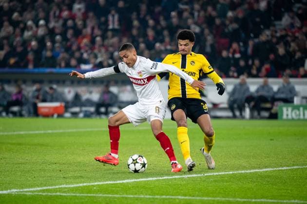 Enzo Millot (VfB Stuttgart, 08) im Zweikampf mit Zachary Athekame (YB Bern, 24), GER, VfB Stuttgart vs. BSC Young Boys Bern, Fussball, Herren, UEFA Champions League, 6. Spieltag, Spielzeit 2024 2025, 11.12.2024 GER, VfB Stuttgart vs. BSC Young Boys Bern, Fussball, Herren, UEFA Champions League, 6. Spieltag, Spielzeit 2024 2025, 11.12.2024 Stuttgart Copyright: xEibner-Pressefoto Memmlerx EP_MMR