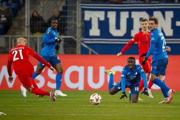 Vlad Chiriches (FCSB Bukarest, 21) und Diadie Samassekou (TSG Hoffenheim, 18) im Kampf um den Ball , Fussball, UEFA Europa League, 6. Spieltag, 2024 2025, TSG Hoffenheim vs. FCSB Bukarest, 12.12.2024, Rhein-Neckar-Arena, Sinsheim, Deutschland Sinsheim Rhein-Neckar-Arena Baden-Württemberg Deutschland Copyright: xGrantxHubbsx