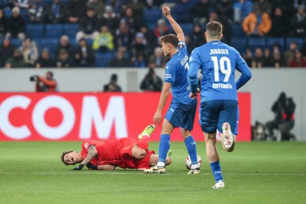 Zweikampf Tom Bischof (TSG 1899 Hoffenheim, 07) gegen Mihai Popescu (FCSB Bukarest, 17), TSG 1899 Hoffenheim vs. FCSB Bukarest, Fussball, UEFA Europa League, 6. Spieltag, 2024 2025, 12.12.2024, TSG 1899 Hoffenheim vs. FCSB Bukarest, Fussball, UEFA Europa League, 6. Spieltag, 2024 2025, 12.12.2024 Sinsheim Copyright: xEibner-Pressefoto JanxPrihodax EP_JPA
