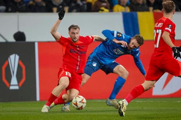 Daniel Popa (FCSB Bukarest, 19) und Arthur Chaves (TSG Hoffenheim, 35) im Zweikampf , Fussball, UEFA Europa League, 6. Spieltag, 2024 2025, TSG Hoffenheim vs. FCSB Bukarest, 12.12.2024, Rhein-Neckar-Arena, Sinsheim, Deutschland Sinsheim Rhein-Neckar-Arena Baden-Württemberg Deutschland Copyright: xGrantxHubbsx