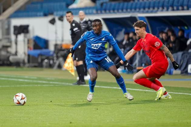 Diadie Samassekou (TSG Hoffenheim, 18) und David Miculescu (FCSB Bukarest, 11) im Laufduell , Fussball, UEFA Europa League, 6. Spieltag, 2024 2025, TSG Hoffenheim vs. FCSB Bukarest, 12.12.2024, Rhein-Neckar-Arena, Sinsheim, Deutschland Sinsheim Rhein-Neckar-Arena Baden-Württemberg Deutschland Copyright: xGrantxHubbsx