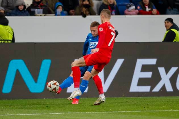 Pavel Kaderabek (TSG Hoffenheim, 03) und Florin Tanase (FCSB Bukarest, 07) im Zweikampf , Fussball, UEFA Europa League, 6. Spieltag, 2024 2025, TSG Hoffenheim vs. FCSB Bukarest, 12.12.2024, Rhein-Neckar-Arena, Sinsheim, Deutschland Sinsheim Rhein-Neckar-Arena Baden-Württemberg Deutschland Copyright: xGrantxHubbsx