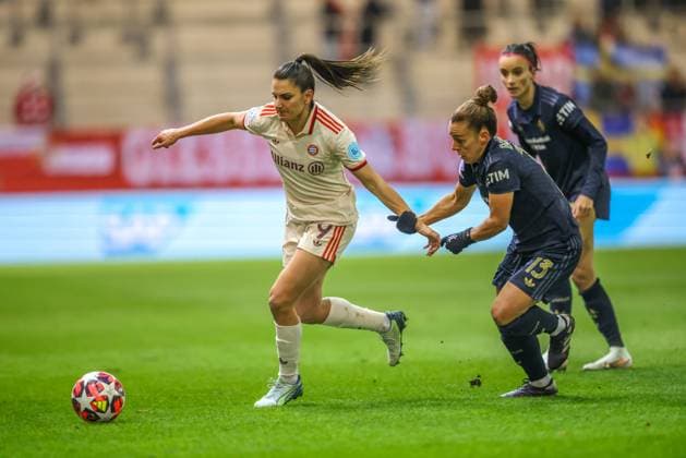 GER, München, FC Bayern München vs Juventus Turin, Women s Champions League, Fussball, UEFA, Spielzeit 2024 2025, FC Bayern Campus, 5. Spieltag, im Bild v.l.: Jovana Damnjanović (FC Bayern München Frauen 9), Lisa Boattin (Juventus Turin 13) DFB DFL REGULATIONS PROHIBIT ANY USE OF PHOTOGRAPHS AS IMAGE SEQUENCES AND OR QUASI-VIDEO, 02.12.2024, Copyright: HMBxMedia HendrikxHamelau