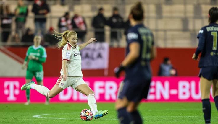 GER, München, FC Bayern München vs Juventus Turin, Women s Champions League, Fussball, UEFA, Spielzeit 2024 2025, FC Bayern Campus, 5. Spieltag, im Bild v.l.: Glodis Viggosdottir (FC Bayern München Frauen 4) DFB DFL REGULATIONS PROHIBIT ANY USE OF PHOTOGRAPHS AS IMAGE SEQUENCES AND OR QUASI-VIDEO, 02.12.2024, Copyright: HMBxMedia HendrikxHamelau