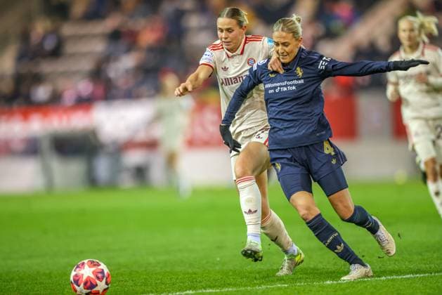 GER, München, FC Bayern München vs Juventus Turin, Women s Champions League, Fussball, UEFA, Spielzeit 2024 2025, FC Bayern Campus, 5. Spieltag, im Bild: Emma Kullberg (Juventus Turin 4), Klara Bühl (FC Bayern München Frauen 17) DFB DFL REGULATIONS PROHIBIT ANY USE OF PHOTOGRAPHS AS IMAGE SEQUENCES AND OR QUASI-VIDEO, 02.12.2024, Copyright: HMBxMedia HendrikxHamelau
