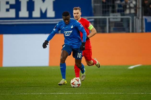 Diadie Samassekou (TSG Hoffenheim, 18) und Darius Olaru (FCSB Bukarest, 27) im Laufduell , Fussball, UEFA Europa League, 6. Spieltag, 2024 2025, TSG Hoffenheim vs. FCSB Bukarest, 12.12.2024, Rhein-Neckar-Arena, Sinsheim, Deutschland Sinsheim Rhein-Neckar-Arena Baden-Württemberg Deutschland Copyright: xGrantxHubbsx
