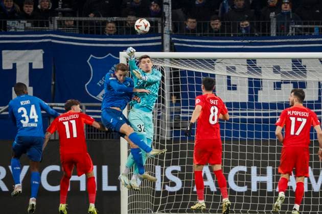 Arthur Chaves (TSG Hoffenheim, 35)< und Stefan Tarnovanu (FCSB Bukarest, 32) im Kampf um den Ball , Fussball, UEFA Europa League, 6. Spieltag, 2024 2025, TSG Hoffenheim vs. FCSB Bukarest, 12.12.2024, Rhein-Neckar-Arena, Sinsheim, Deutschland Sinsheim Rhein-Neckar-Arena Baden-Württemberg Deutschland Copyright: xGrantxHubbsx