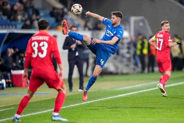 Anton Stach (Hoffenheim, 16), am Ball, Freisteller, Ganzkörper, Einzelbild, Einzelfoto, Aktion, Action, 12.12.2024, Sinsheim (Deutschland), Fussball, UEFA Europa League, Gruppenphase, TSG 1899 Hoffenheim - FCSB Bukarest, REGULATIONS PROHIBIT ANY USE OF PHOTOGRAPHS AS IMAGE SEQUENCES AND OR QUASI-VIDEO.