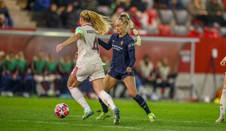 GER, München, FC Bayern München vs Juventus Turin, Women s Champions League, Fussball, UEFA, Spielzeit 2024 2025, FC Bayern Campus, 5. Spieltag, im Bild v.l.: Glodis Viggosdottir (FC Bayern München Frauen 4), Alisha Lehmann (Juventus Turin 7) DFB DFL REGULATIONS PROHIBIT ANY USE OF PHOTOGRAPHS AS IMAGE SEQUENCES AND OR QUASI-VIDEO, 02.12.2024, Copyright: HMBxMedia HendrikxHamelau