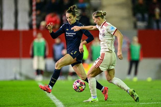 v.li.: Martina LENZINI (Juventus Turin, 71) Klara BÜHL (Buehl, FC Bayern München, FCB, 17) im Zweikampf, Duell, duel, tackle, Dynamik, Action, Aktion, 12.12.2024, München (Deutschland), Fussball, UEFA Womens Champions League, Gruppe C, FC Bayern München - Juventus Turin