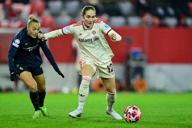 v.li.: Hanna BENNISON (Juventus Turin, 15) Sydney LOHMANN (FC Bayern München, FCB, 12) im Zweikampf, Duell, duel, tackle, Dynamik, Action, Aktion, 12.12.2024, München (Deutschland), Fussball, UEFA Womens Champions League, Gruppe C, FC Bayern München - Juventus Turin
