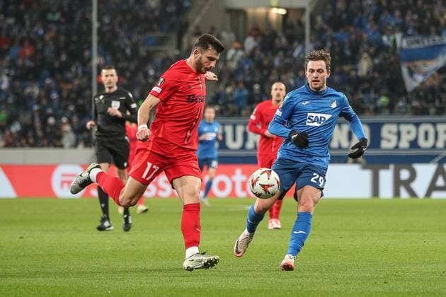 Jacob Bruun Larsen (TSG 1899 Hoffenheim, 29) gegen Mihai Popescu (FCSB Bukarest, 17), TSG 1899 Hoffenheim vs. FCSB Bukarest, Fussball, UEFA Europa League, 6. Spieltag, 2024 2025, 12.12.2024, TSG 1899 Hoffenheim vs. FCSB Bukarest, Fussball, UEFA Europa League, 6. Spieltag, 2024 2025, 12.12.2024 Sinsheim Copyright: xEibner-Pressefoto JanxPrihodax EP_JPA