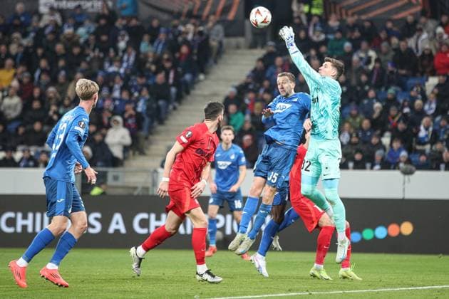 Kampf um den Ball Arthur Chaves (TSG 1899 Hoffenheim, 35) gegen Stefan Tarnovanu (FCSB Bukarest, Torwart 32), TSG 1899 Hoffenheim vs. FCSB Bukarest, Fussball, UEFA Europa League, 6. Spieltag, 2024 2025, 12.12.2024, TSG 1899 Hoffenheim vs. FCSB Bukarest, Fussball, UEFA Europa League, 6. Spieltag, 2024 2025, 12.12.2024 Sinsheim Copyright: xEibner-Pressefoto JanxPrihodax EP_JPA