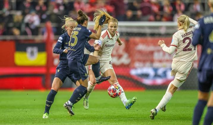GER, München, FC Bayern München vs Juventus Turin, Women s Champions League, Fussball, UEFA, Spielzeit 2024 2025, FC Bayern Campus, 5. Spieltag, im Bild v.l.: Lisa Boattin (Juventus Turin 13), Glodis Viggosdottir (FC Bayern München Frauen 4) DFB DFL REGULATIONS PROHIBIT ANY USE OF PHOTOGRAPHS AS IMAGE SEQUENCES AND OR QUASI-VIDEO, 02.12.2024, Copyright: HMBxMedia HendrikxHamelau