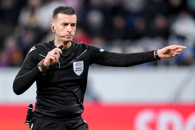 Juxhin Xhaja (Schiedrichter, Albanien), gibt Anweisungen, gestikuliert, mit den Armen gestikulieren, Einzelbild, Einzelfoto, Aktion, Action, 12.12.2024, Sinsheim (Deutschland), Fussball, UEFA Europa League, Gruppenphase, TSG 1899 Hoffenheim - FCSB Bukarest, 12.12.2024, Sinsheim (Deutschland), Fussball, UEFA Europa League, Gruppenphase, TSG 1899 Hoffenheim - FCSB Bukarest, DFB DFL REGULATIONS PROHIBIT ANY USE OF PHOTOGRAPHS AS IMAGE SEQUENCES AND OR QUASI-VIDEO.