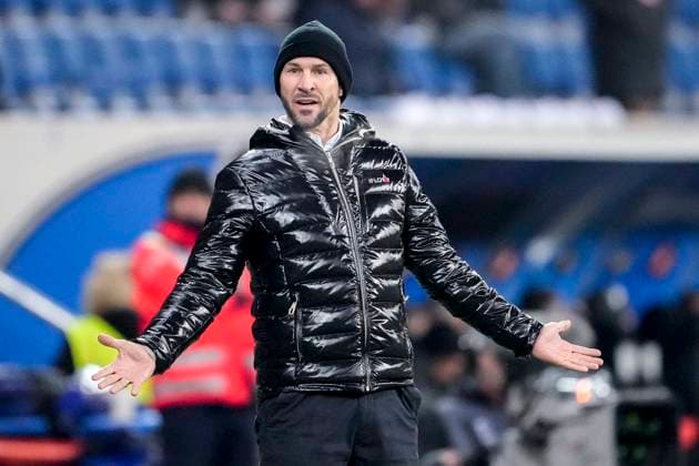 Christian Ilzer (Trainer, Cheftrainer, Hoffenheim), gibt Anweisungen, gestikuliert, mit den Armen gestikulieren, Einzelbild, Einzelfoto, Aktion, Action, 12.12.2024, Sinsheim (Deutschland), Fussball, UEFA Europa League, Gruppenphase, TSG 1899 Hoffenheim - FCSB Bukarest, 12.12.2024, Sinsheim (Deutschland), Fussball, UEFA Europa League, Gruppenphase, TSG 1899 Hoffenheim - FCSB Bukarest, DFB DFL REGULATIONS PROHIBIT ANY USE OF PHOTOGRAPHS AS IMAGE SEQUENCES AND OR QUASI-VIDEO.