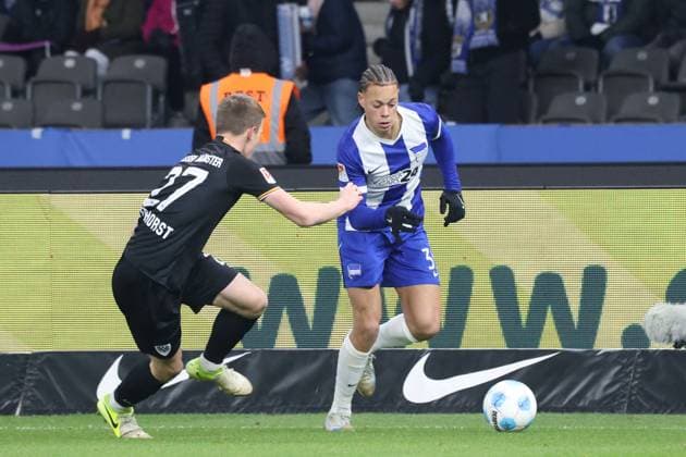 DEU, DFL, 2. FBL, Hertha BSC vs. Preussen Muenster, 13.12.2024, Berliner Olympiastadion, Berlin, DEU, DFL, 2. FBL, Hertha BSC vs. Preussen Muenster, im Bild Derry Scherhant (Hertha BSC Berlin 39), Jano ter Horst (Preussen Muenster 27) DFL - regulations prohibit any use of Photographs as image sequences and or quasi-video Foto: Juergen Engler nordphoto GmbH