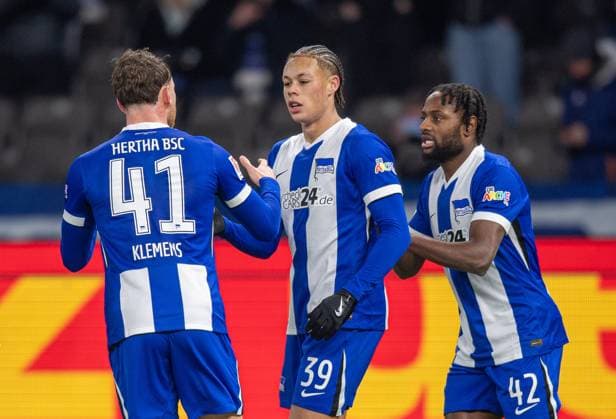 Fussball, Herren, Saison 2024 2025, 2. Bundesliga (16. Spieltag), Hertha BSC - SC Preußen Münster, v.l. Pascal Klemens (Hertha BSC), Derry Scherhant (Hertha BSC), Deyovaisio Zeefuik (Hertha BSC), Jubel nach Tor zum 1:0, 13.12. 2024,