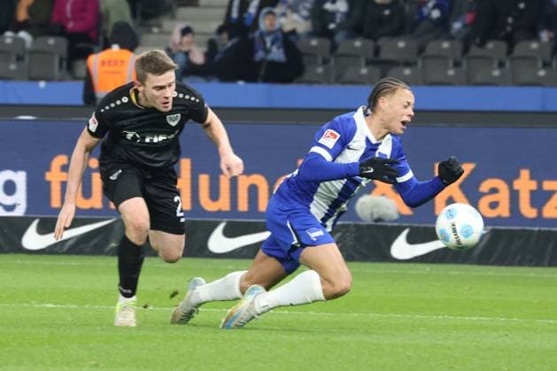 DEU, DFL, 2. FBL, Hertha BSC vs. Preussen Muenster, 13.12.2024, Berliner Olympiastadion, Berlin, DEU, DFL, 2. FBL, Hertha BSC vs. Preussen Muenster, im Bild Derry Scherhant (Hertha BSC Berlin 39), Jano ter Horst (Preussen Muenster 27) DFL - regulations prohibit any use of Photographs as image sequences and or quasi-video Foto: Juergen Engler nordphoto GmbH