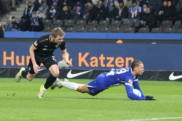 DEU, DFL, 2. FBL, Hertha BSC vs. Preussen Muenster, 13.12.2024, Berliner Olympiastadion, Berlin, DEU, DFL, 2. FBL, Hertha BSC vs. Preussen Muenster, im Bild Derry Scherhant (Hertha BSC Berlin 39), Jano ter Horst (Preussen Muenster 27) DFL - regulations prohibit any use of Photographs as image sequences and or quasi-video Foto: Juergen Engler nordphoto GmbH