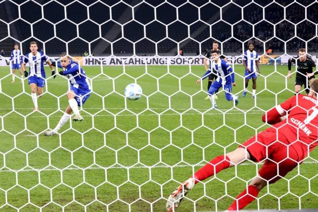 DEU, DFL, 2. FBL, Hertha BSC vs. Preussen Muenster, 13.12.2024, Berliner Olympiastadion, Berlin, DEU, DFL, 2. FBL, Hertha BSC vs. Preussen Muenster, im Bild 1:0 durch 11m, Derry Scherhant (Hertha BSC Berlin 39), Johannes Schenk (Preussen Muenster 1) DFL - regulations prohibit any use of Photographs as image sequences and or quasi-video Foto: Juergen Engler nordphoto GmbH