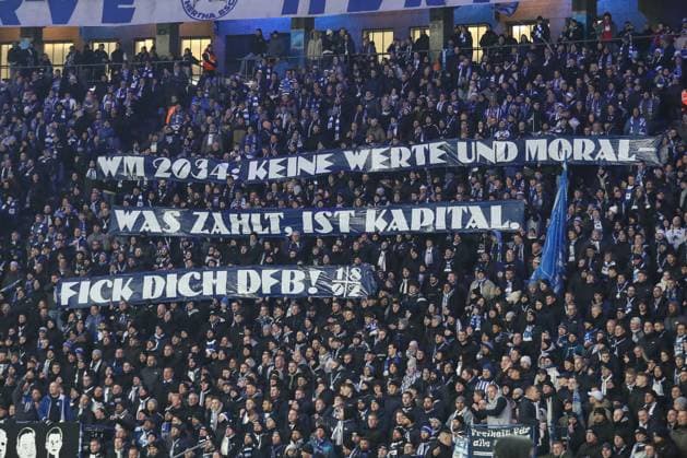 Sport Bilder des Tages 13.12.2024, xtgx, Fussball - 2.Bundesliga, Hertha BSC Berlin - Preussen Muenster emspor, v.l. Symbolfoto, Symbolbild, Symbol, Fans, Zuschauer, Publikum, Banner, Plakat WM 2034: Keine Werte und Moral - Was zählt, ist Kapital. Fick Dich DFB! (DFL DFB REGULATIONS PROHIBIT ANY USE OF PHOTOGRAPHS as IMAGE SEQUENCES and or QUASI-VIDEO) Berlin