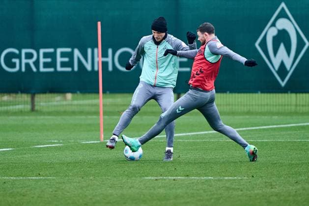 GER, 1. FBL, SV Werder Bremen 13.12.2024,Trainingsgelaende am wohninvest WESERSTADION,, Bremen, GER, 1. FBL, SV Werder Bremen, im Bild Niklas Stark (SV Werder Bremen 4), links, am Ball, von rechts Oliver Burke (SV Werder Bremen 15) in der Abwehr. Foto: nordphoto GmbH gumzmedia