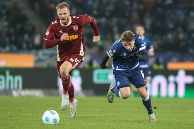 Eric Hottmann (Jahn Regensburg, 9) gegen Leon Jensen (Karlsruher SC, 06), Karlsruher SC vs. Jahn Regensburg Fussball, 2. Bundesliga, 16. Spieltag, 2024 2025, 13.12.2024, DFL REGULATIONS PROHIBIT ANY USE OF PHOTOGRAPHS AS IMAGE SEQUENCES AND OR QUASI-VIDEO, Karlsruher SC vs. Jahn Regensburg Fussball, 2. Bundesliga, 16. Spieltag, 2024 2025, 13.12.2024 Karlsruhe