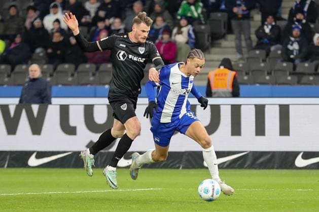 13.12.2024, xtgx, Fussball - 2.Bundesliga, Hertha BSC Berlin - Preussen Muenster emspor, v.l. Jano ter Horst (Muenster, 27), Derry Scherhant (Hertha, 39) Zweikampf, Duell, Kampf, tackle (DFL DFB REGULATIONS PROHIBIT ANY USE OF PHOTOGRAPHS as IMAGE SEQUENCES and or QUASI-VIDEO) Berlin